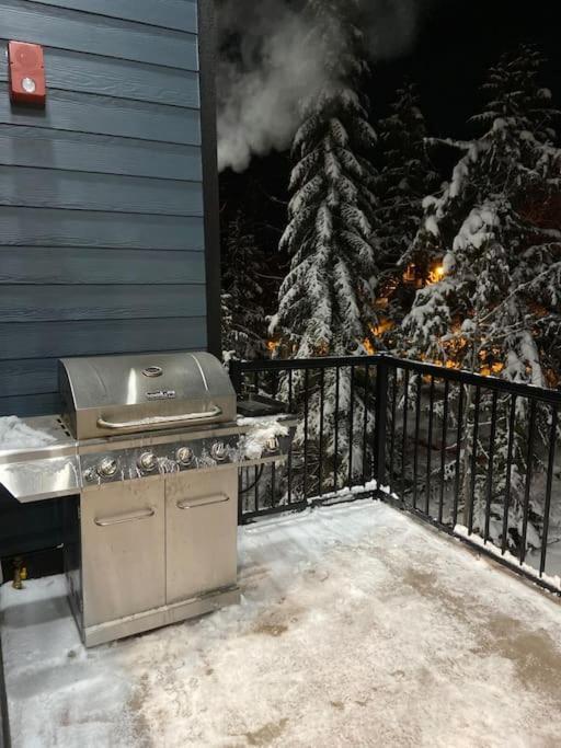 Ski In Ski Out With Huge Game Room And Hot Tub Fernie Exterior foto